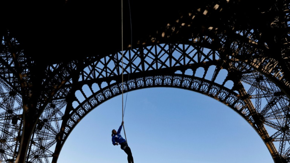 A la tour Eiffel, Anouk Garnier bat le record du monde de grimper de corde