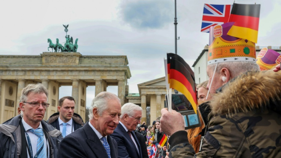 Honneurs militaires et couronnes de papier accueillent Charles III en Allemagne