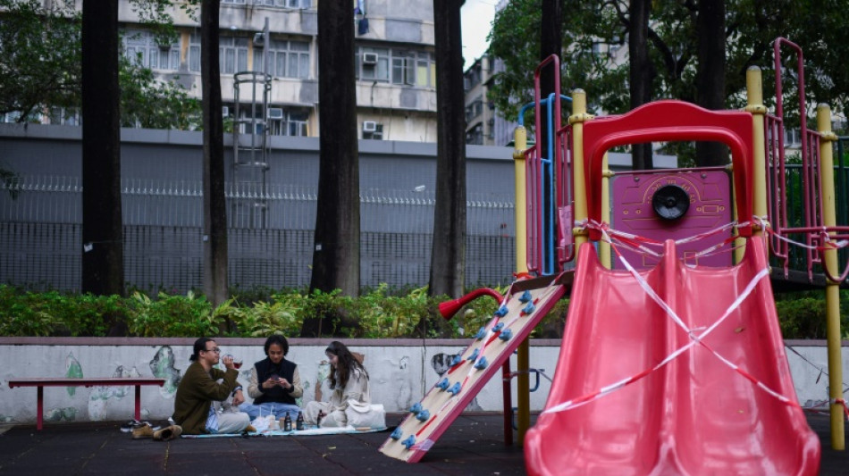  Hongkoneses optan por hacer "picnic" para evitar aplicación de control de covid-19 