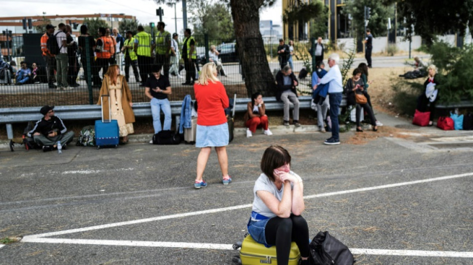 Une deuxième journée de fausses alertes dans les aéroports français, 18 interpellations