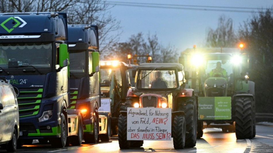 Landwirte mit rund 100 Treckern blockieren Autobahn in Niedersachsen