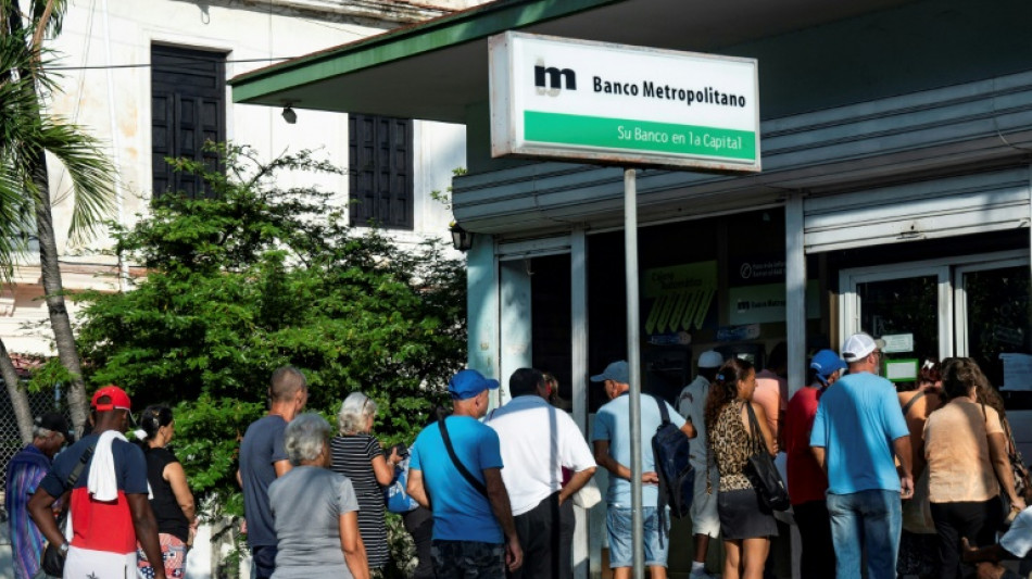 Cubanos resisten la bancarización de la economía de la isla 