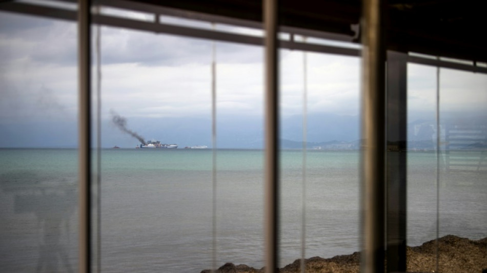 Grèce: un des douze disparus retrouvé en vie sur le ferry italien toujours en feu