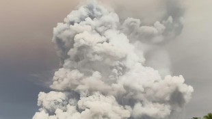 Erupción volcánica provoca cierre de aeropuertos en Indonesia