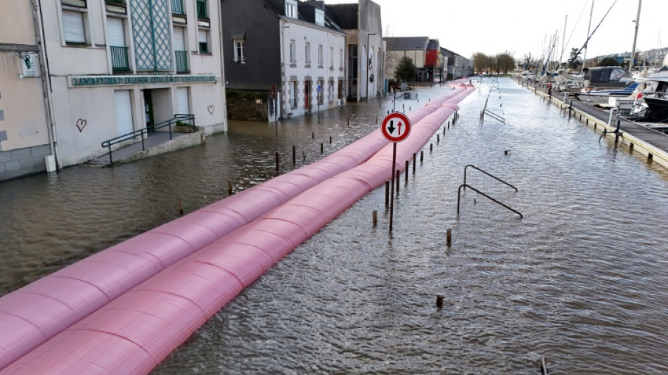 Inondations dans l'Ouest: l'eau monte moins que prévu, trois départements en vigilance rouge