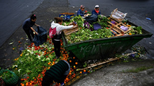 Laitues, tomates, oranges... Les trésors des bennes à ordure du Marché de Buenos Aires