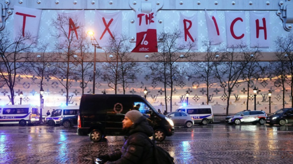 Aktivisten wegen "Tax The Rich"-Banner an künftigem Luxushotel in Paris festgenommen