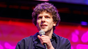 El actor Jesse Eisenberg presenta en Cannes su primera película como director