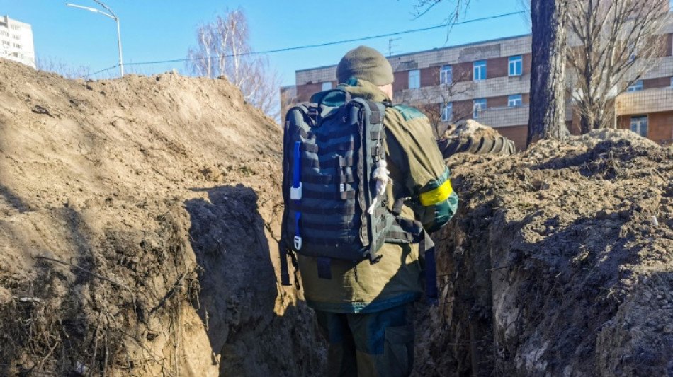 Molotov, distribution de kalachnikov et tranchées: Kiev se prépare à "accueillir" les Russes