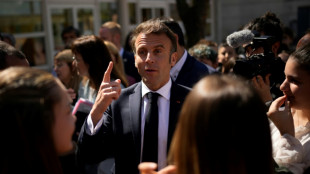 Macron annonce des augmentations pour les enseignants, manifestants tenus à distance