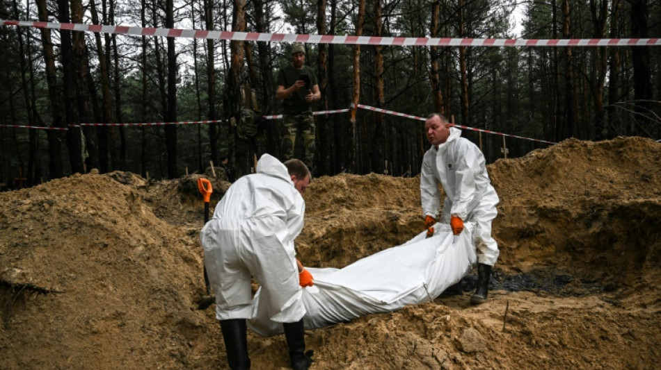 Près d'Izioum, les morts de la guerre enterrés dans une forêt