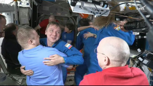 Cápsula con astronautas varados durante nueve meses parte de la Estación Espacial Internacional