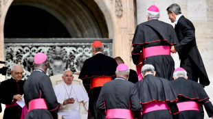 Il Papa, 'viviamo una guerra mondiale, preghiamo per la pace'