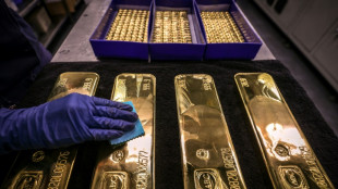 Gold hits record peak, oil rises on geopolitical tensions