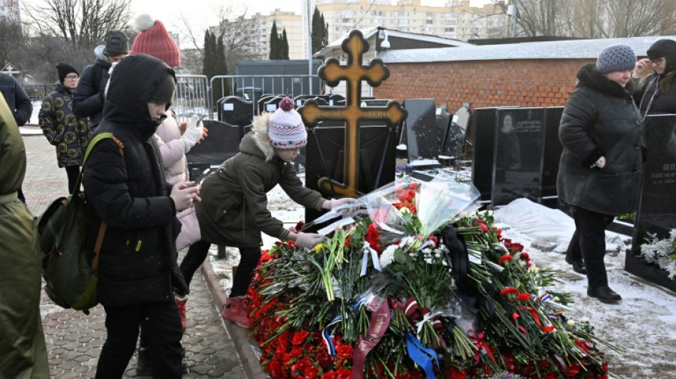 Russie: malgré le risque, des centaines de personnes sur la tombe de Navalny, un an après sa mort