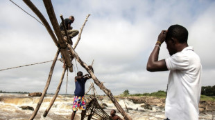 Además de peces, los pescadores acrobáticos del río Congo quieren turistas