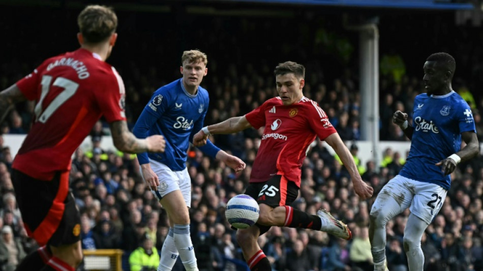 Manchester United arranca empate contra Everton (2-2) e evita nova catástrofe no Inglês