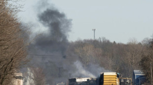 L'administration Biden tente de rassurer après le déraillement d'un train de produits chimiques