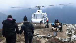 Nepal reanuda los vuelos de helicóptero de rescate al monte Everest