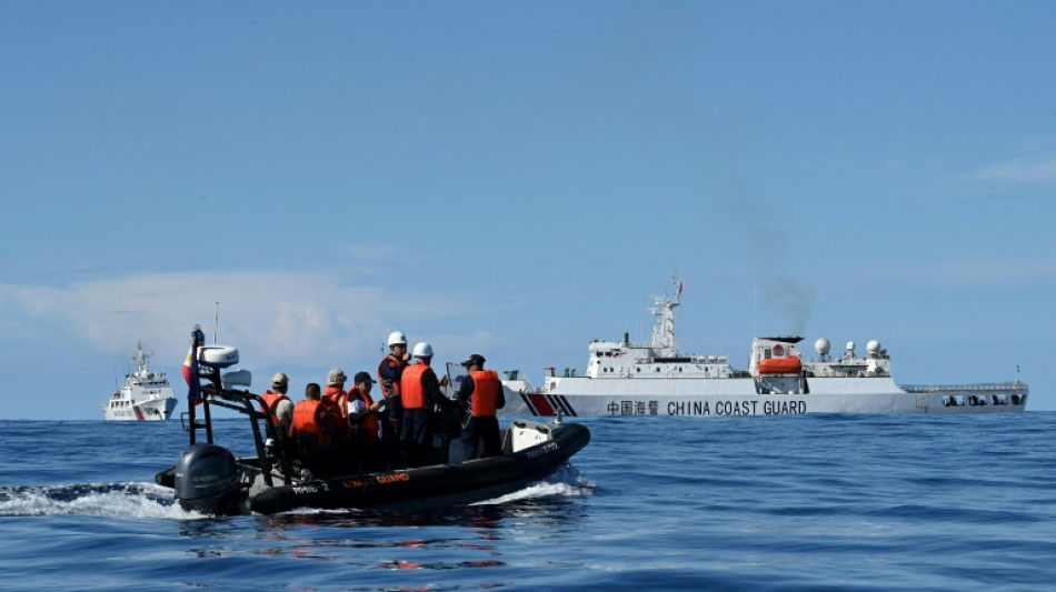 Des garde-côtes philippins avec des journalistes à bord poursuivis par des navires chinois