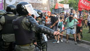 Réformes en Argentine: heurts lors d'une manifestation, l'opposition quitte un temps le Parlement