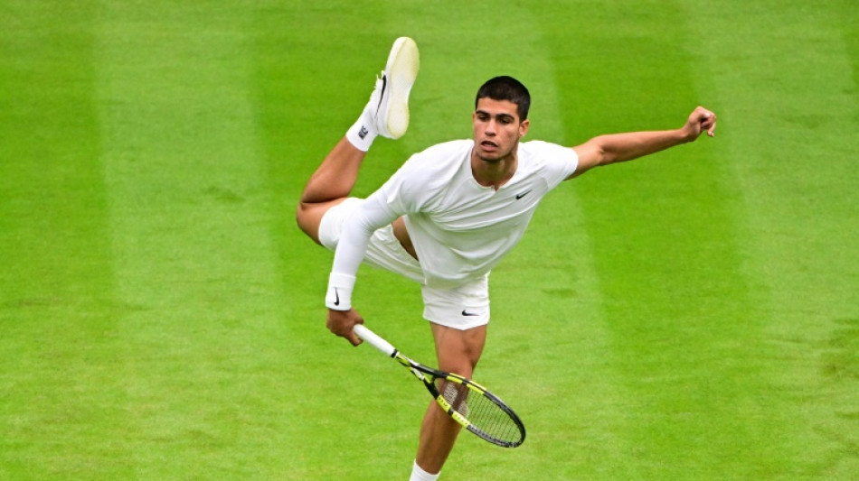 Carlos Alcaraz pasa con esfuerzo a la segunda ronda de Wimbledon