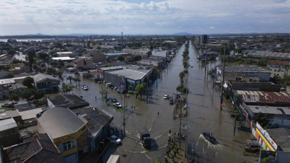 Em Porto Alegre, socorristas vão de andar em andar em busca de moradores ilhados