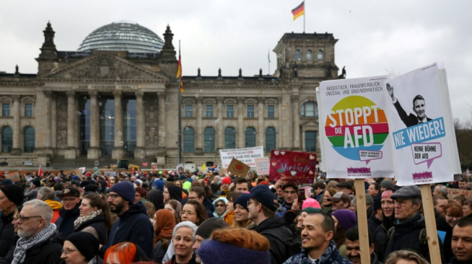 Mehr als hunderttausend Menschen bei Demo gegen Rechtsextremismus in Berlin