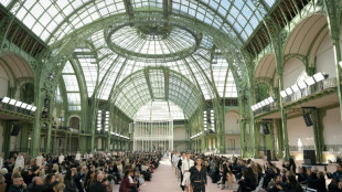 Chanel revisita clássicos e Louis Vuitton lança orgia de cores em Paris