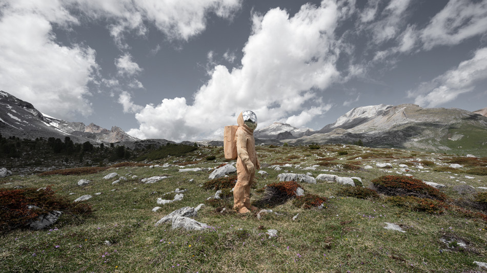 Un cosmonauta spunta davanti all'Osservatorio sul Gran Sasso