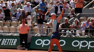 Swiatek extends winning run to reach second French Open final