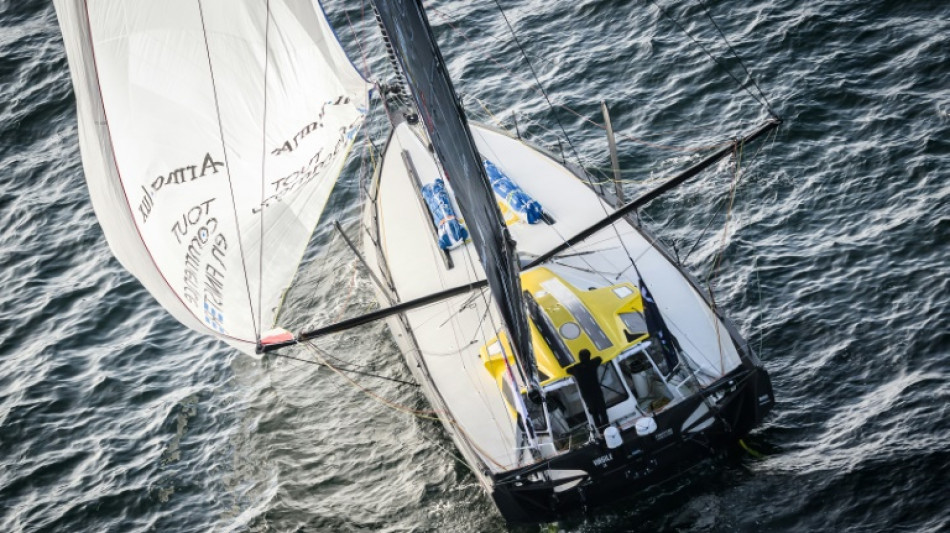 Vendée Globe: Le Cam creuse un petit écart avant le Pot-au-Noir