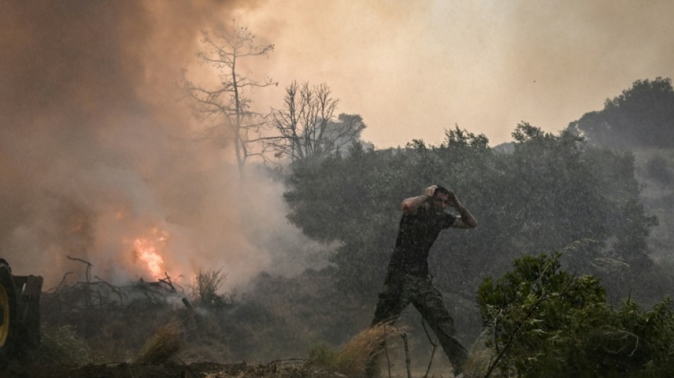 Grèce: nouvelle hausse du mercure, les îles touristiques toujours ravagées par les incendies