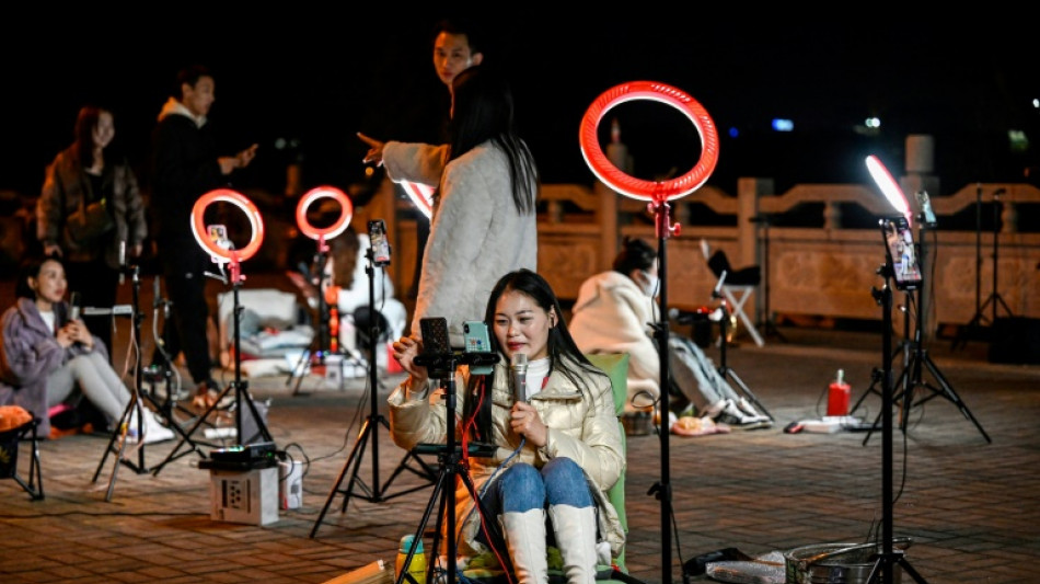 En Chine, des streameurs campent dehors en quête de pourboires