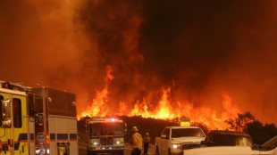 Los incendios siguen incontrolables en Los Ángeles pese al clima más fresco