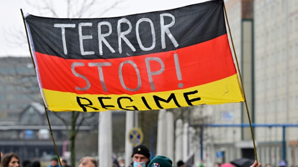  Hunderte Demonstranten in Berlins Innenstadt anlässlich Impfdebatte im Bundestag 