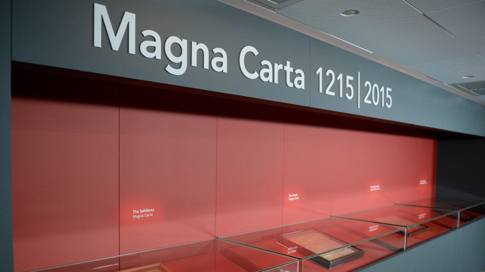 Gb: due ecologiste 80enni rompono la teca della Magna Carta