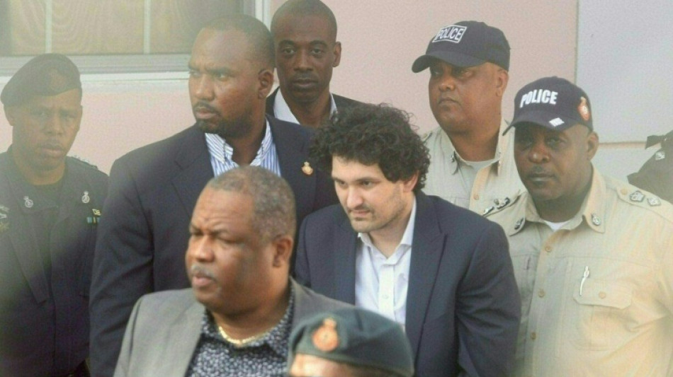 El fundador de FTX sigue en prisión en Bahamas tras una audiencia judicial