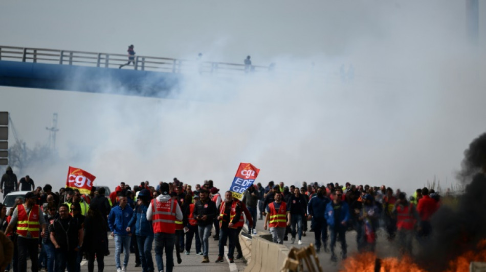 Retraites: réquisitions au dépôt pétrolier de Fos-sur-Mer face au durcissement de la grève