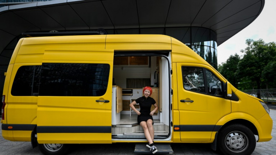 En Chine, des vans aménagés comme solution de logement pas cher