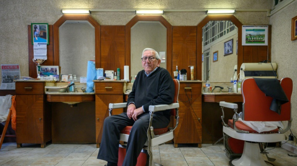 Roger Amilhastre, toujours coiffeur à 90 ans, ne compte pas raccrocher les ciseaux