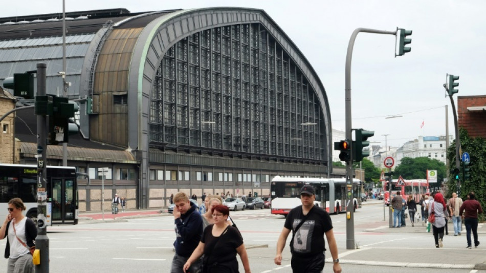 Polizei räumt ICE in Hamburg wegen herrenlosen Pakets und findet Empfänger