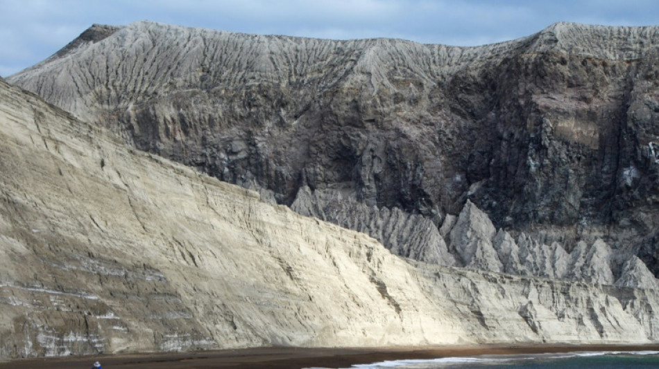 Estudian comportamiento de volcanes y terremotos en "Galápagos" de México