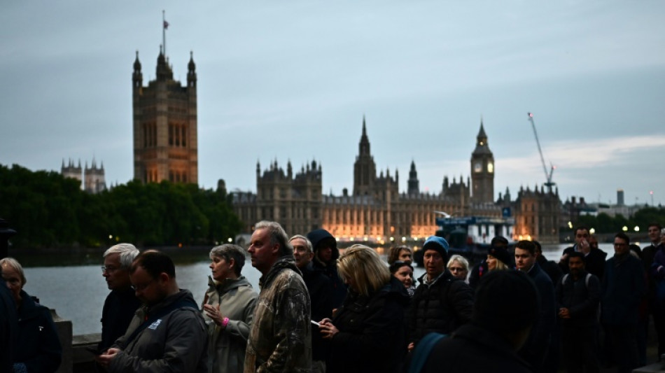 Après sept heures de queue, une prière devant le cercueil d'Elizabeth II