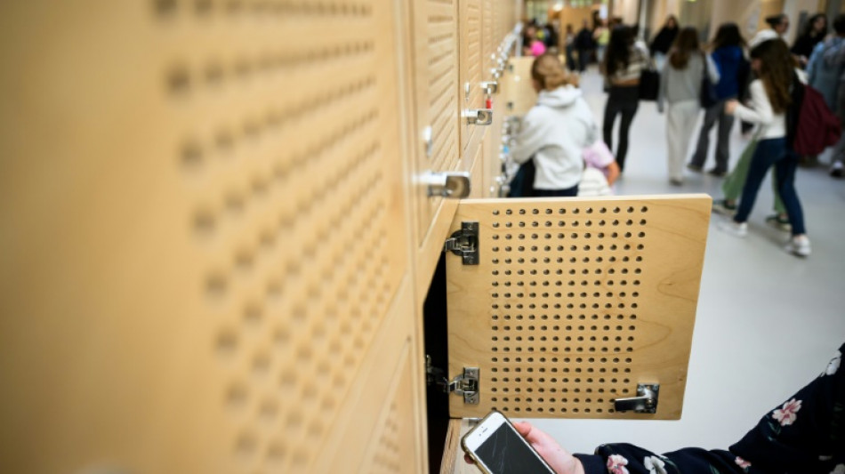 "Pause numérique": dans ce collège de Lorient, le portable reste au casier depuis 2022