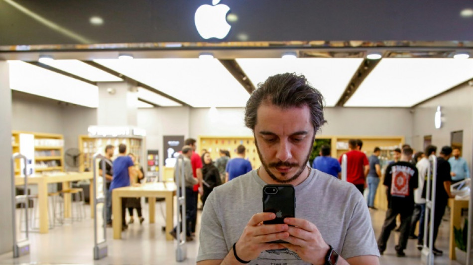 En Iran, casse-tête pour les utilisateurs d'iPhone, populaire mais banni