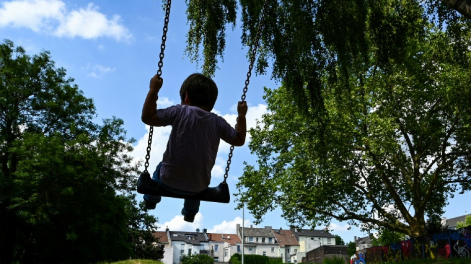 Familienministerkonferenz fordert Auszahlung von Elterngeld an Pflegeeltern