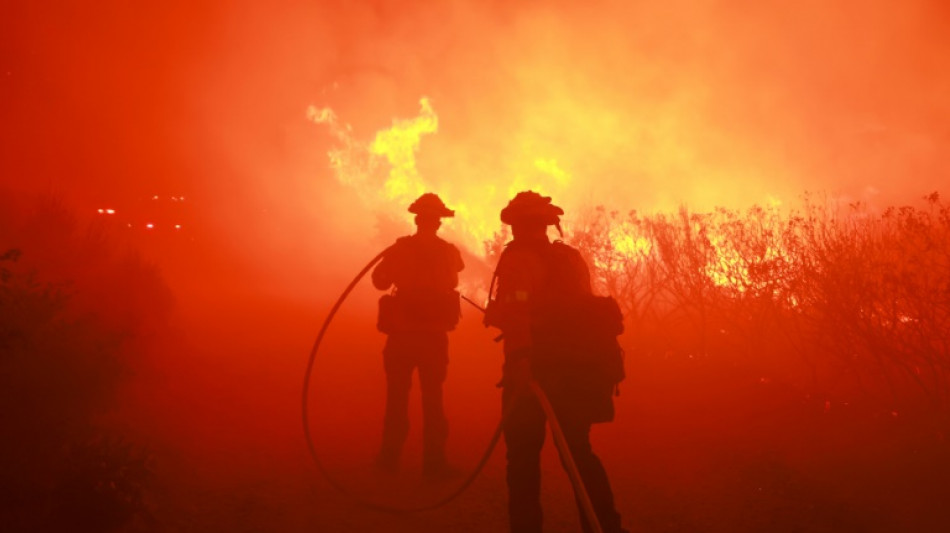 Feuerwehrleute kämpfen gegen bislang größtes Feuer des Jahres in Kalifornien