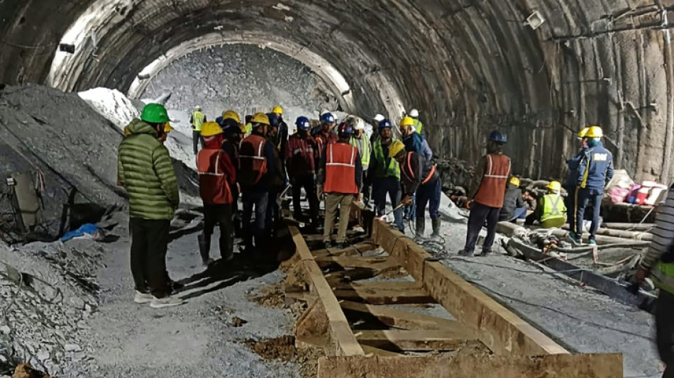 Tercer día de labores de rescate para salvar a 40 obreros atrapados en un túnel en India