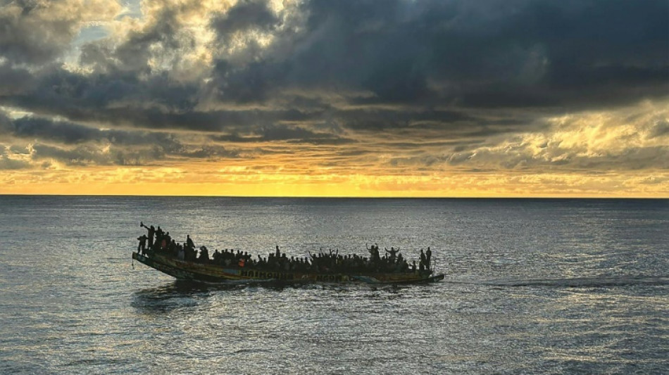 Espagne: trois morts à bord d'un bateau de 200 migrants secourus aux Canaries